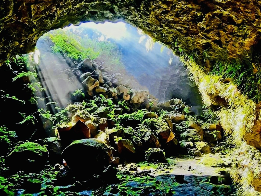 Đây là cụm hang động núi lửa dài nhất Đông Nam Á, gồm hơn 100 hang động có kích thước và cấu tạo khác nhau được hình thành do Núi lửa Chư Bluk phun trào