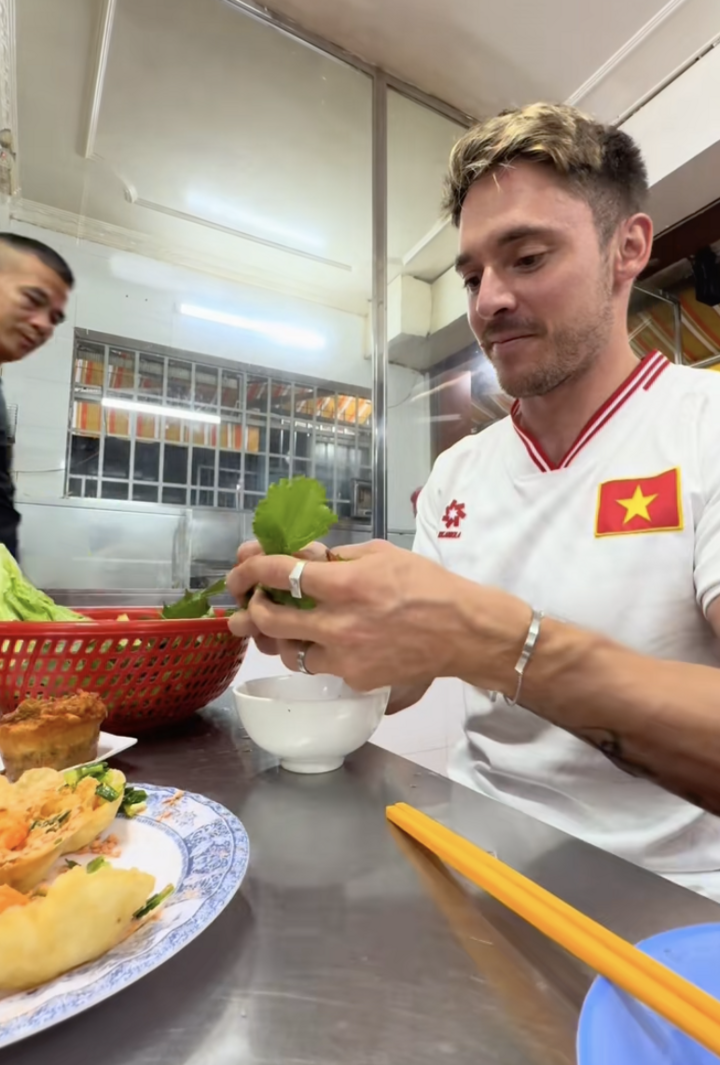 Chàng Tây Chris Wzg ăn món Việt chuyên nghiệp nhất mạng xã hội TikTok