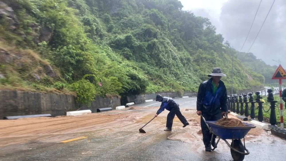Đà Nẵng tạm dừng tham quan bán đảo Sơn Trà do mưa lớn, sạt lở đất