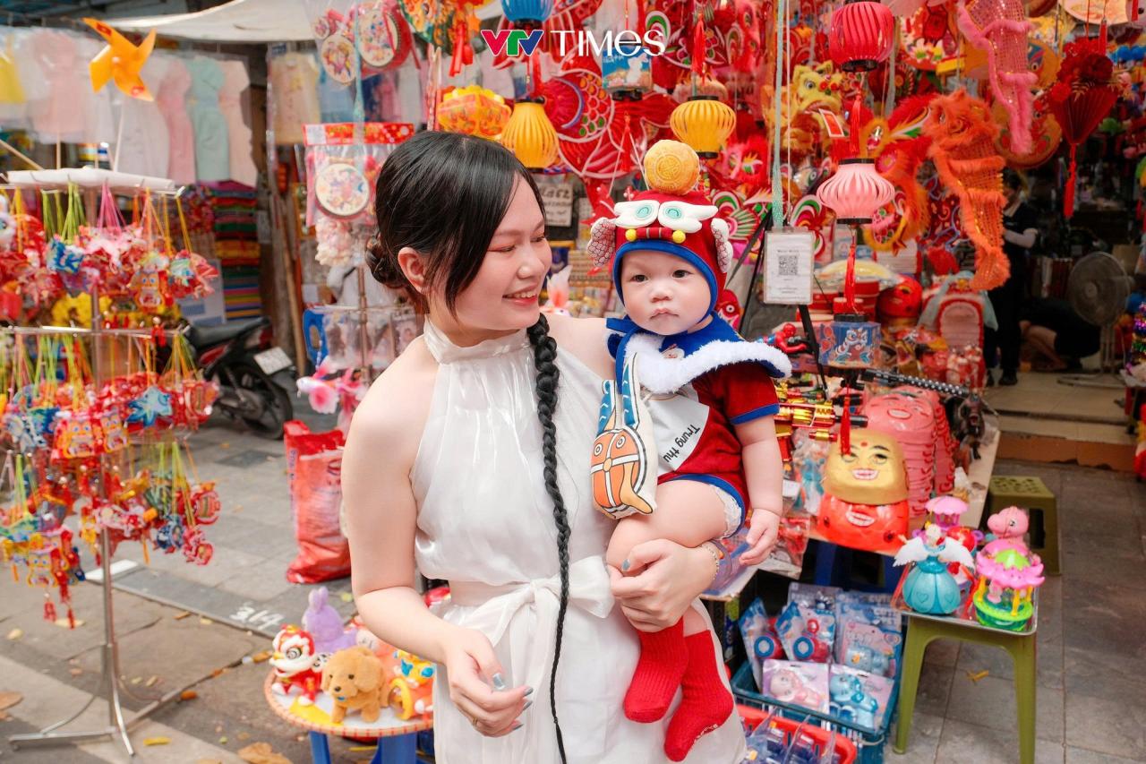 Giới trẻ nô nức “săn ảnh” mùa Trung thu- Ảnh 2.
