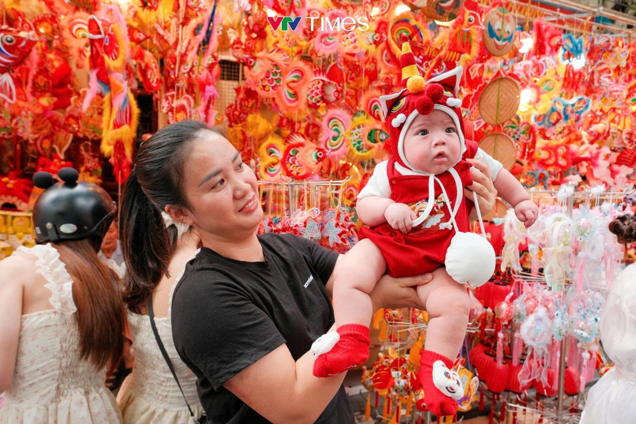 Giới trẻ nô nức “săn ảnh” mùa Trung thu- Ảnh 3.
