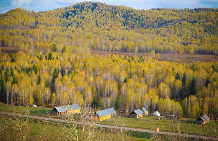 Một góc làng trong ánh hoàng hôn