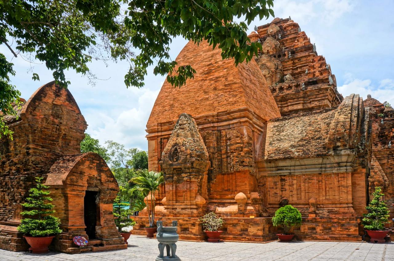 Tháp Ponagar: Khám phá lịch sử, kiến trúc Tháp Bà đẹp ở Nha Trang | Vietjet Air