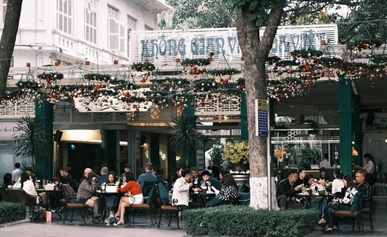 Hà Nội ngày cuối cùng của 2024: Hàng trăm 'nàng thơ' xúng xính đi chụp áo dài, phố phường nhộn nhịp ngập tràn không khí xuân- Ảnh 4.