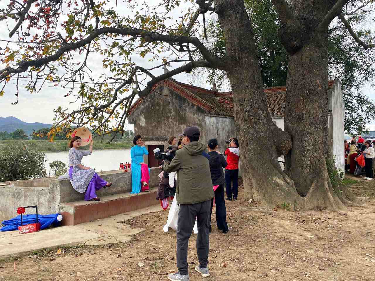 Vì lượng người rất đông nên để có góc ảnh chụp ưng ý, người dân và du phải xếp hàng chờ đến lượt. 