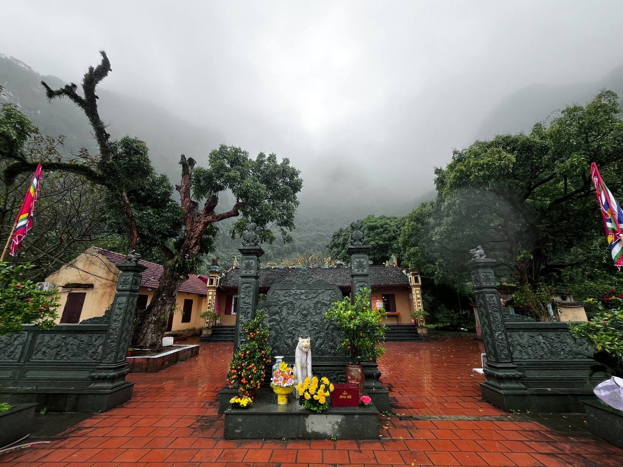 Ngôi đền cầu duyên nổi tiếng miền Bắc gắn với chuyện tình bi tráng của người phụ nữ được