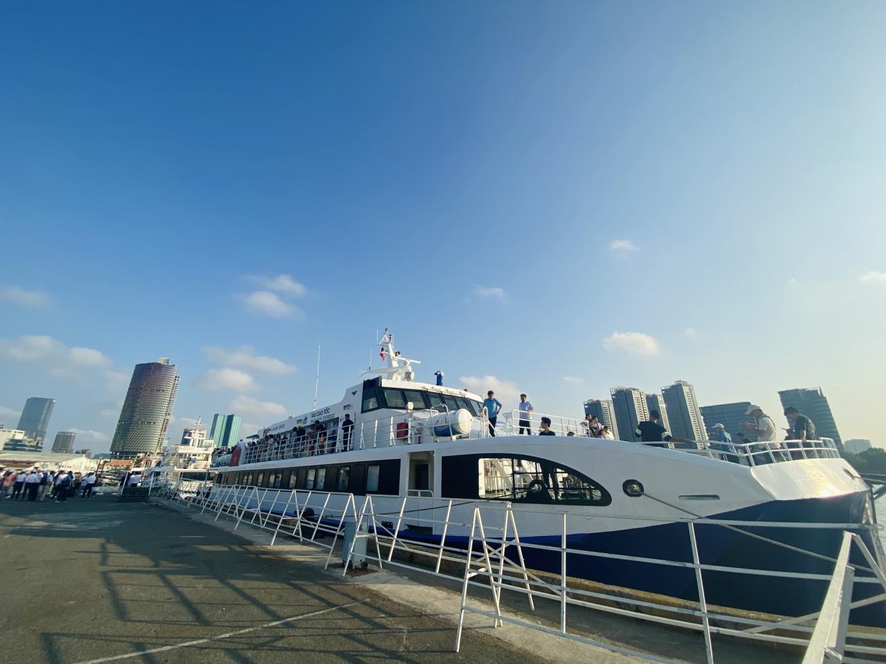 Từ Bến Nhà Rồng mất gần 7 tiếng để đi Côn Đảo nhưng lại tiết kiệm hơn 1/2 vé máy bay, liệu có đáng thử?- Ảnh 1.