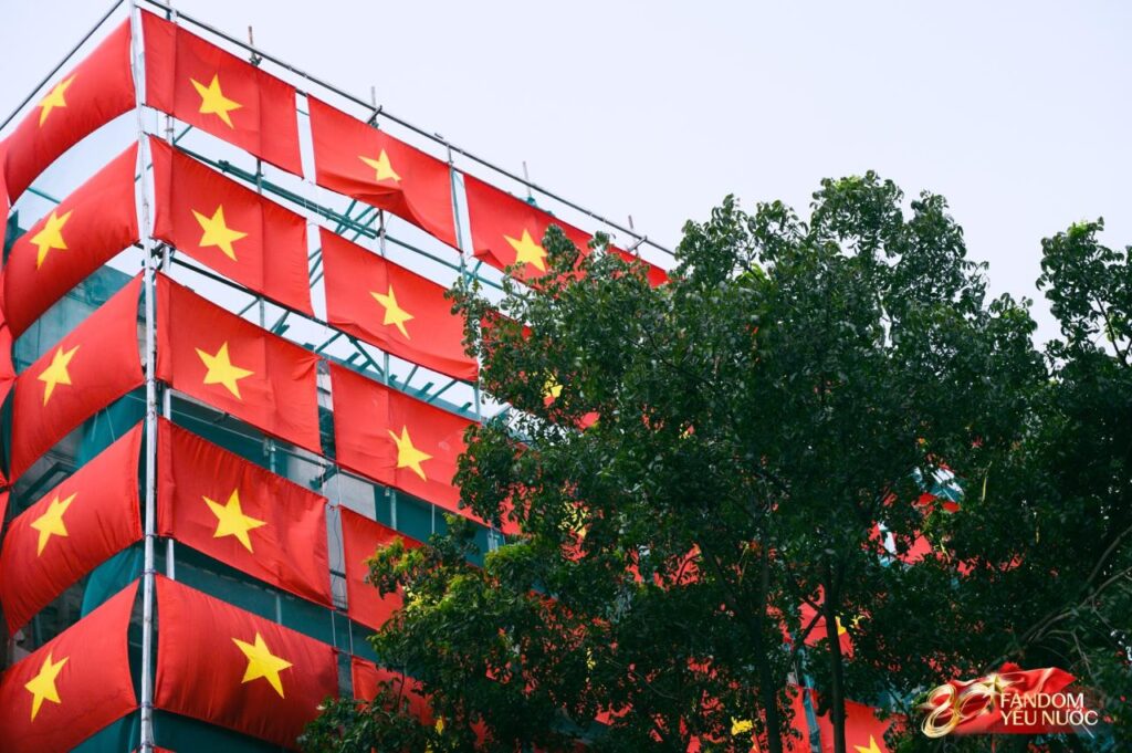 "Bức tường" cờ đỏ sao vàng đang hot nhất hiện tại: Ngay trung tâm Hà Nội, thu hút dân tình đến check-in- Ảnh 1.