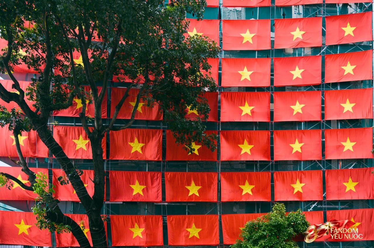 "Bức tường" cờ đỏ sao vàng đang hot nhất hiện tại: Ngay trung tâm Hà Nội, thu hút dân tình đến check-in- Ảnh 2.