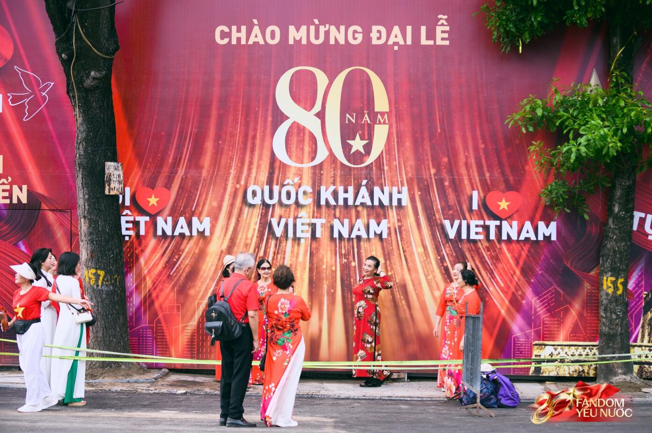 "Bức tường" cờ đỏ sao vàng đang hot nhất hiện tại: Ngay trung tâm Hà Nội, thu hút dân tình đến check-in- Ảnh 3.