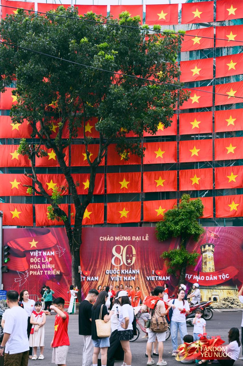 "Bức tường" cờ đỏ sao vàng đang hot nhất hiện tại: Ngay trung tâm Hà Nội, thu hút dân tình đến check-in- Ảnh 8.