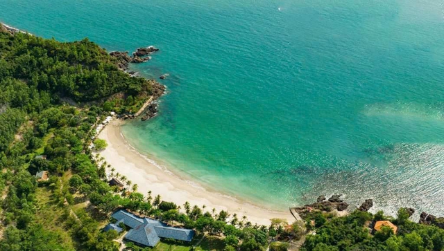 Bãi biển biệt lập cách trung tâm chưa tới 10km, du khách nhận xét: Đúng là biển xanh, cát trắng!- Ảnh 1.