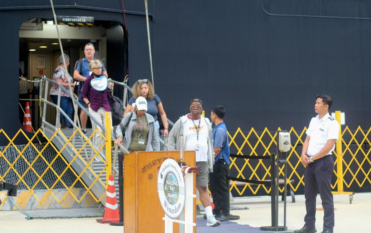 Hai siêu du thuyền hạng sang đưa 3.100 khách du lịch quốc tế đến Quảng Ninh- Ảnh 2.